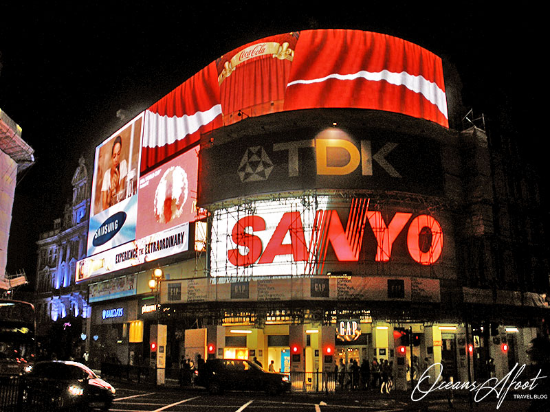2010 Piccadilly Circus billboard at night