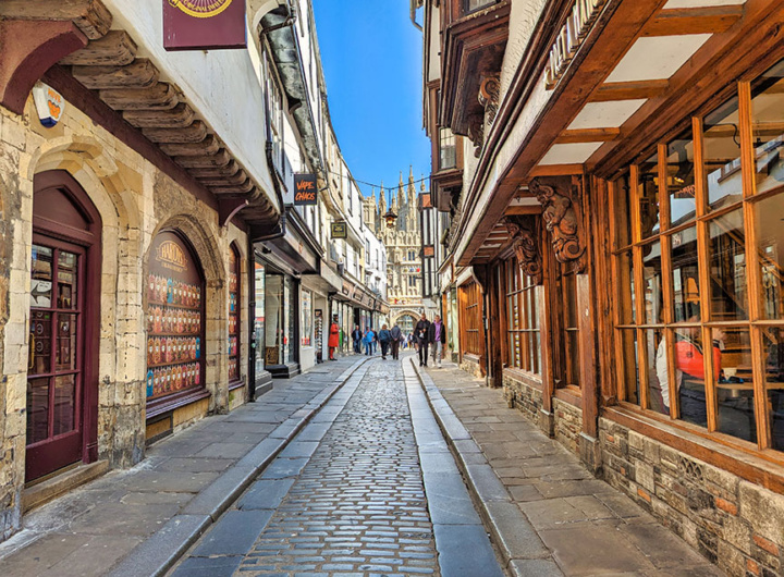 cobblestone_street_to_canterbury_cathedral